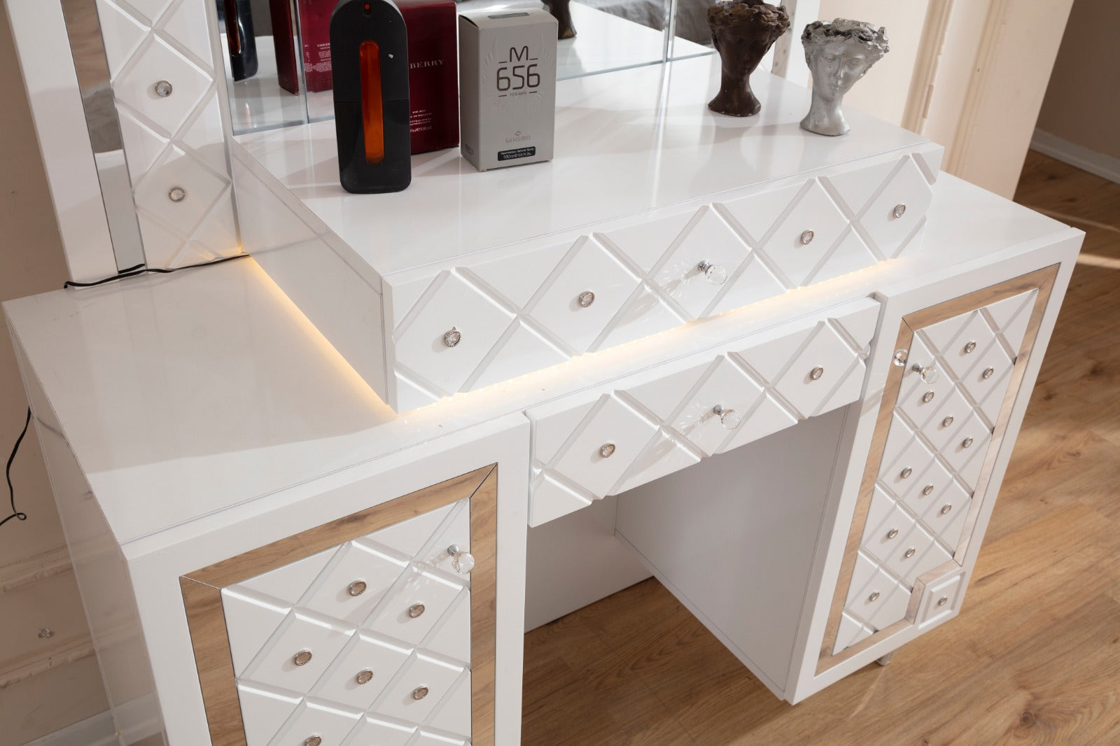 QUEEN WHITE BEDROOM SET